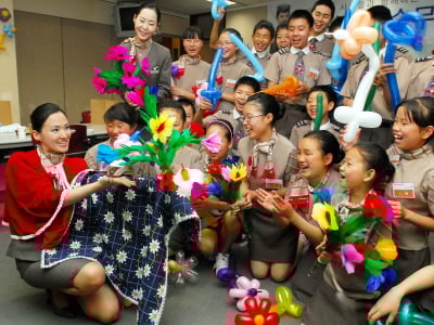 ↑9일 강서구 오쇠동 아시아나타운 교육훈련동에서 열린 '쓰촨성 대지진 재해지역 어린이 초청행사'에서 참가 어린이들이 아시아나항공 승무원의 마술을 보며 즐거워 하고 있다.