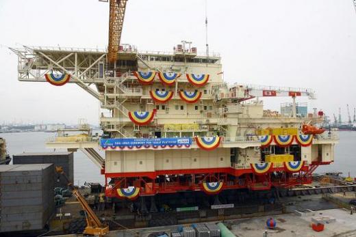 ▲현대중공업이 9일 울산 본사에서 16억달러 규모의 '해양 석유·가스 시추설비' 가운데 마지막 3호기의 출항식을 열고 있다.
