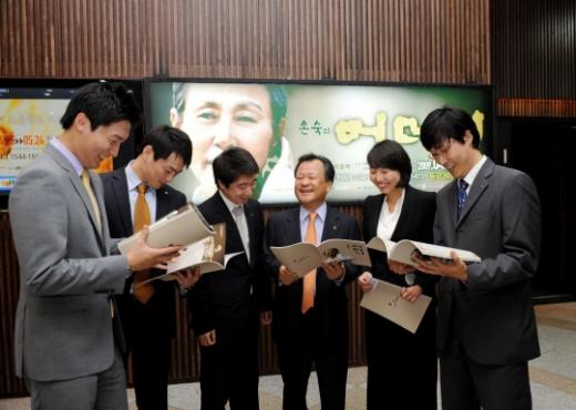 ▲현대건설 김중겸 사장(오른쪽에서 세번째)이 신입사원들과 연극을 관람한 후 대화를 나누고 있다.(사진 제공 = 현대건설)