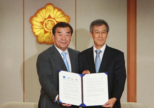 이기수 고려대 총장(왼쪽)과 하철용 헌법재판소 사무처장.