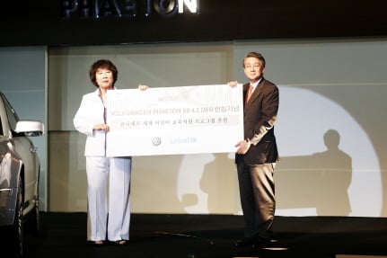 ↑박동훈 폭스바겐코리아 사장(오른쪽)이 페이톤 출시기념회 때 박동은 유니세프 한국위원회 사무총장에게 지원프로그램 전달식을 갖고 있다.