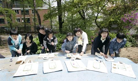 ↑지난 4월에 실시된 '제12회 렉서스 환경학교'에서 초등학생과 학부모들이 환경학습 체험을 마친뒤 환하게 웃고있다.