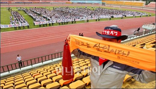 ↑정리해고자 가족들이 임직원들을 향해 투쟁 구호를 외치고 있다.