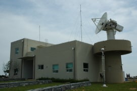 ▲ 추적레이더동은 발사체의 위치를 추적, 정보를 통제동으로 전송한다