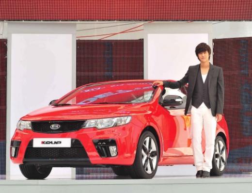 ↑ '포르테 쿱'과 함께 포즈를 취한 홍보대사 탤런트 김범.