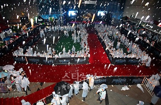 ↑9일 폭우속에서 '트랜스포머2' 방한 팀을 기다리는 팬들과 취재진