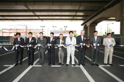 ↑12일 부천 통합택배터미널 준공식에서 민병규 대표(오른쪽에서 4번째)를 비롯한 임원 및 한국도로공사 관계자들이 기념 테에프 커팅을 하고 있다.