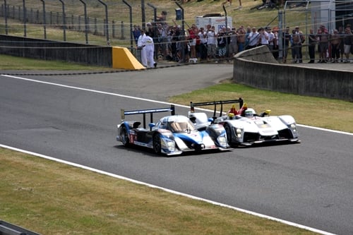 ↑13일 오후 프랑스에서 시작된 2009 르망24시 레이스에서 아우디와 푸조가 박빙의 승부를 펼치고 있다.(출처:ACO)