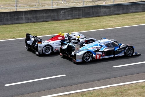 ↑2009 르망24시 레이스서 경쟁을 펼치고 있는 아우디(왼쪽)와 푸조(오른쪽), 출처:ACO