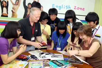 ↑지난12일 인천 부평 청천중학교 영어마을에서 열린 'GM대우와 함께하는 영어마을'프로그램에서 원어민 임직원들과 학생들이 영어수업을 진행하고 있다.