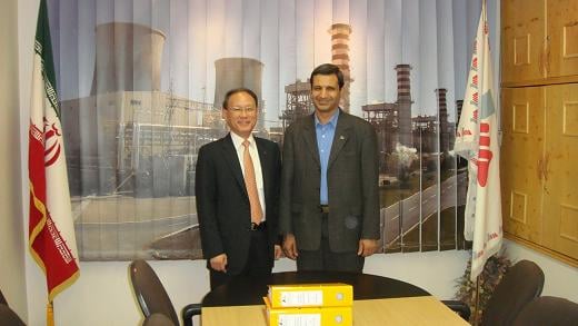 ▲이동규 두산중공업 HRSG BU장(왼쪽)와 파라지(Faraji) 마프나 보일러(MAPNA Boiler) 사장이 마프나가 운영하는 복합화력 발전소에 들어갈 총 8기의 배열회수보일러(HRGS) 설비에 대한 일괄 공급 계약을 체결한 뒤 기념촬영을 하고 있다.