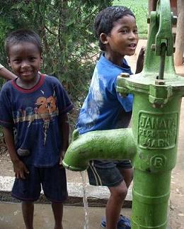 ↑세계 기부자들이 작은 돈을 모아 기증한 
5만원짜리 펌프 하나가 100여명의 삶을 
바꾸고 있다. ⓒ옥스팜 아름다운가게