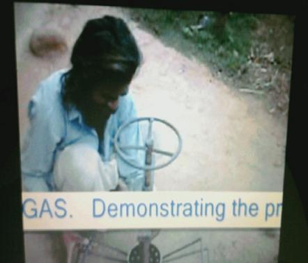 ↑DEPROSC가 만든 동영상 속에서 부디 랄 아디카리씨는 단탄제조기로 바이오연탄을 만드는 시범을 보이고 있다. ⓒDEPROSC