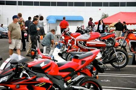 ↑혼다가 미국진출 50주년을 기념해 미 로스엔젤레스에서 다양한 바이크와 소형차를 전시하는 이벤트를 개최했다.