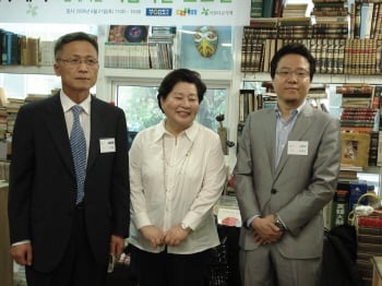 ↑ 지난해 6월21일 서울 광화문 아름다운 책방에서 열린 '머니투데이와 함께 하는 아름다운 토요일' 행사장. 도영봉 머니투데이 전무와 홍명희 아름다운가게 공동대표, 김태호 다음 본부장이 기념촬영을 하고 있다. ⓒ이경숙기자