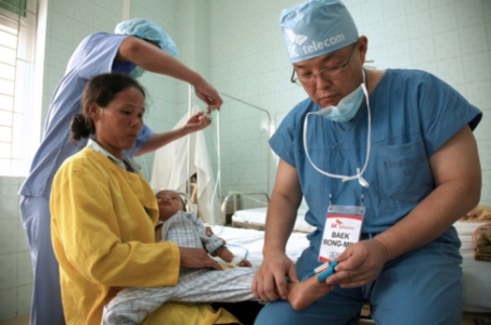 ↑SK텔레콤은 세민얼굴기형돕기회와 함께 6월 6일부터 14일까지 베트남 탱화(Thanh Hoa) 지역에서 '베트남 얼굴기형 어린이 무료수술 사업'을 진행했다.