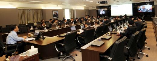 ▲현대건설은 이달 초 정보기술(IT)을 접목시킨 '전사 업무 커뮤니케이션 시스템'(가칭 현대건설 비즈컴 시스템)을 구축, 본사-현장-지사간 신속한 정보소통을 이룰 수 있는 양방향 커뮤니케이션을 실시하고 있다. 김중겸 사장(왼쪽)이 중역들과 함께 각 현장을 실시간으로 연결해 화상으로 업무보고를 받고 있다.