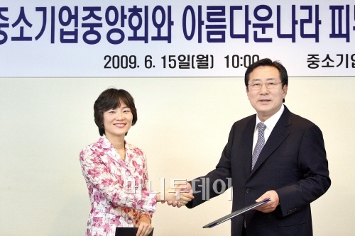 ▲김기문 중소기업중앙회장(오른쪽)과 서동혜 아름다운나라 피부과 원장ⓒ제공=중기중앙회