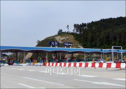 회차하는 차량에 나눠주던 도로 폐쇄 안내장. 한국도로공사는 이 안내장을 지난 6월 4일부터 배포하기 시작했다.