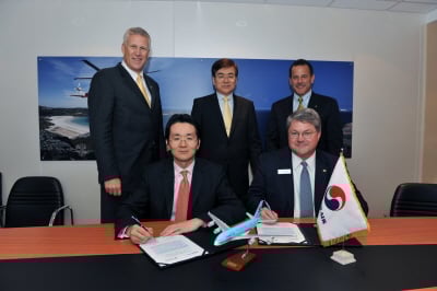 ↑15일 오후(현지시각) 파리 에어쇼 행사장에서 조원태 대한항공 여객사업본부장(앞줄 왼쪽), 토드 콜맨 프랫 앤 휘트니(Pratt & Whitney) 상용엔진부문 사장(앞줄 오른쪽)이 계약서에 서명을 하고 있다. 뒷줄 가운데는 조양호 한진그룹 회장.