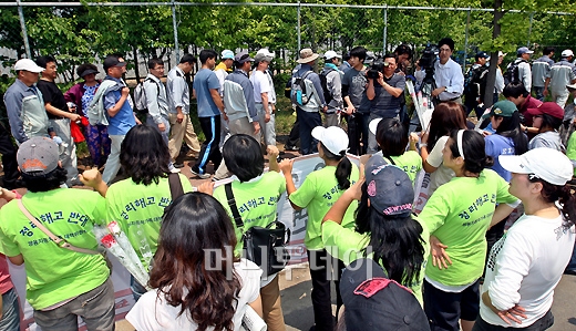 ↑정리해고에서 제외된 쌍용차 직원들이 16일 오전 경기도 쌍용차 평택공장에 출근을 강행키로 한 가운데 파업 중인 노조원의 가족들이 정리해고 철회를 외치고 있다.ⓒ홍봉진 기자
