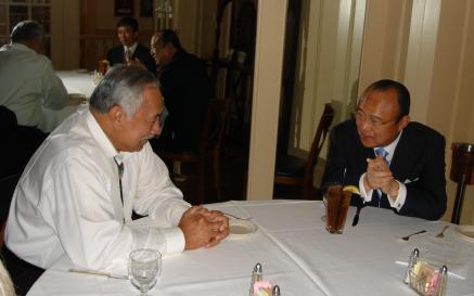 ↑김 회장은 16일(현지시간) 미국 워싱턴 국회의사당 근처의 한 레스토랑에서 에니 팔레오마바에가 미국 하원 외교위원회 아시아태평양·환경소위원회 위원장을 단독으로 만나 얘기를 나누고 있다.