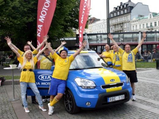 ↑ 스웨덴 국가대표팀을 응원하는 서포터들이 개최국인 스웨덴 국기로 꾸며진 '쏘울' 옆에서 기념촬영을 하고 있다.