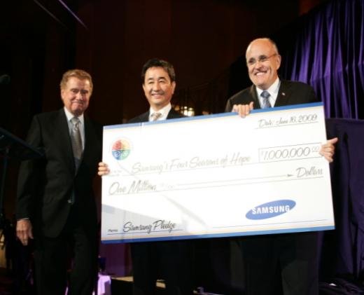 16일(미국 현지시간) 뉴욕 맨해튼에서 열린 제8회 삼성 희망의 4계절 자선기금 모금 만찬행사에서  삼성전자 북미총괄 최창수 부사장(가운데)과 루돌프 줄리아니 전 뉴욕시장(오른쪽)이 기부금 증정식을 갖고 있다.[사진=삼성전자 제공] 

자선기금 100만달러 증정식을