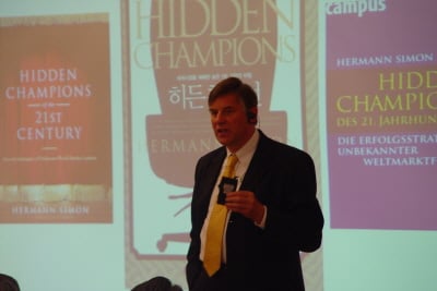 ▲헤르만 지몬 런던 비즈니스스쿨 교수가 17일 오전 코엑스 인터컨티넨탈 호텔에서 '히든 챔피언'의 전략에 대해 강연하고 있다. 사진 제공: 코스닥상장법인협의회.