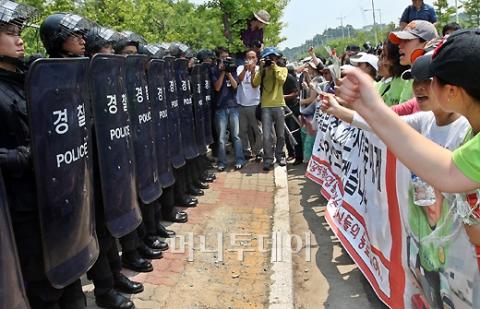↑지난 16일 쌍용차임직원들의 출근투쟁 과정에서 파업중인 노조원의 가족들이 경찰과 대치하고 있다. ⓒ홍봉진 기자