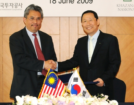 진영욱 KIC 사장(오른쪽)이 18일 오후 탄 스리 아즈만 카자나 대표와 MOU에 공동 서명하고 악수를 나누고 있다.