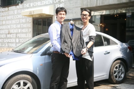 ↑19일 서울 청담동에 위치한 최범석 패션 콜렉션 매장 앞에서 최범석 디자이너(사진 오른쪽)가 1차 온라인 패션쇼에서 최우수 디자인을 선보인 박준형 씨(30세, 온라인 마케터, 사진 왼쪽)에게 직접 제작한 의상을 전달하고 있다.