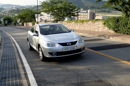 ↑뉴SM3 사전시승회에 참가한 기자가 오르막길을 달리고 있다.