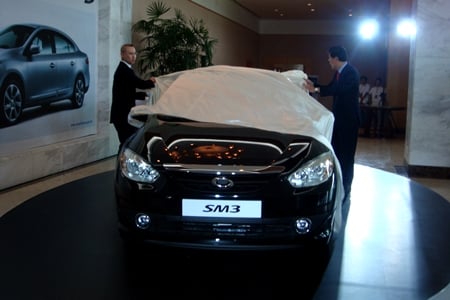 ↑지난 19일 르노삼성차는 전남 목포 현대호텔에서 '뉴SM3'에 대한 사전시승회를 가졌다.(사진은 시승회전 르노삼성차 관계자들이 언베일링 하는 모습)