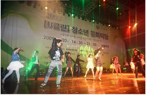 ↑해피뮤지컬팀의 화려한 공연.