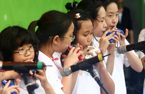 ↑공지초교 학생들의 오카리나 공연.