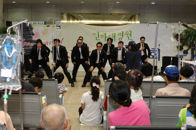 ↑대한항공 직딩 슈주팀이 환우들 앞에서 춤을 선보이고 있다.
