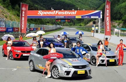 ↑기아차는 21일 태백 레이싱파크에서 열린 ‘2009 스피드 페스티벌’에서 '포르테 쿱'을 전시하고 경주용으로 개조한 '포르테 쿱 레이싱카'를 카레이서들이 시승하는 행사를 열었다.