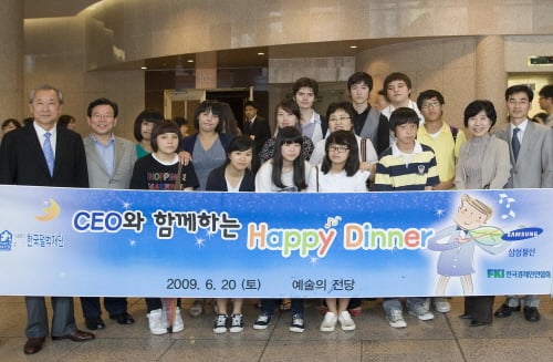 ↑전경련이 20일 예술의 전당에서 'CEO와의 해피 디너'를 개최한 가운데 지성하 삼성물산 사장과 다문화 가정 청소년들이 기념촬영을 하고 있다. 왼쪽 첫번째 신홍순 예술의전당 사장, 두번째 지성하 삼성물산 사장, 오른쪽 첫번째 엄치성 전경련 사회협력본부장.