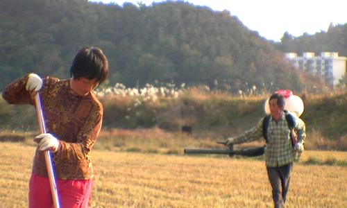 ↑ 다큐멘터리 영화 '농민가'의 한 장면