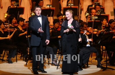 ↑정명훈-서울시향과 함께한 베르디의 오페라 라트라비아타 콘서트 버전.  알프레도(다닐 슈토다, 사진 왼쪽)와 비올레타(마리나 포플라프스카야)의 이중창 ⓒ 이명근 기자