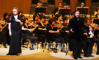 ↑정명훈-서울시향과 함께한 베르디의 오페라 라트라비아타 콘서트 버전. 비올레타(마리나 포플라프스카야, 사진 왼쪽)와 제르몽(바실리 게렐로)의 이중창 ⓒ 이명근 기자