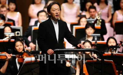 ↑지난 21일 세종문화회관 대강당에서 '2009 머니투데이 여름음악회'가 열렸다. 정명훈이 지휘하고 서울시향이 연주한 베르디의 오페라 라트라비아타 콘서트 버전. ⓒ이명근 기자