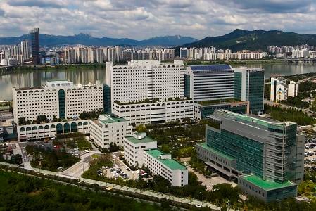 ↑연면적 46만188㎡ 규모의 대단지를 이루고 있는 서울아산병원 전경