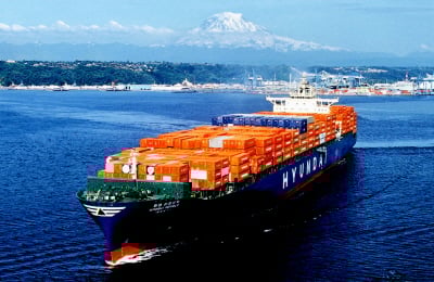 ↑화물을 가득 싣고 미국 시애틀항을 운항하고 있는 현대상선의 리퍼블릭호(6500TEU급)