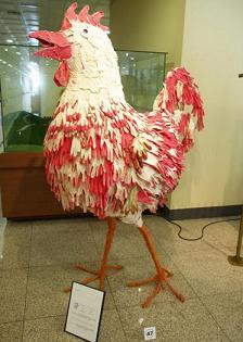 ↑ 지난해 제3회 정크아트공모전 최우수상작 오지연의 '닭이다' ⓒ한국환경자원공사