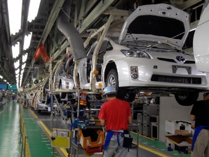 ↑토요타 츠츠미공장 직원들이 '프리우스'를 조립하고 있다