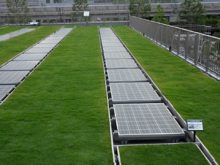 ↑츠츠미 공장 지붕에 설치된 태양열 집광판