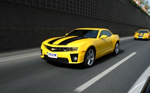 ↑'트랜스포머2' 범블비 퍼레이드에 참가한 시보레 '카마로(Camaro)'(출처:오토홈)