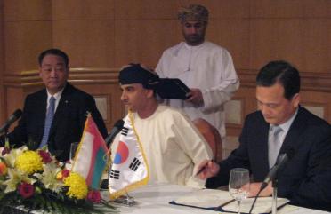 ↑전상호 GS칼텍스 생산본부장(왼쪽), 이태용 에너지관리공단 이사장(오른쪽), 알 킨디 오만국영석유회사 사장(가운데)이 '오만국영석유회사 소하르 공장의 에너지 효율화에 관한 포괄적 3자 협력을 위한 양해각서'를 체결하고 있다.